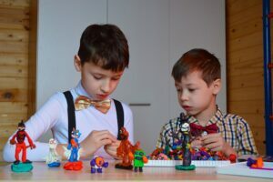 Baiti jucandu-se cu plastilina