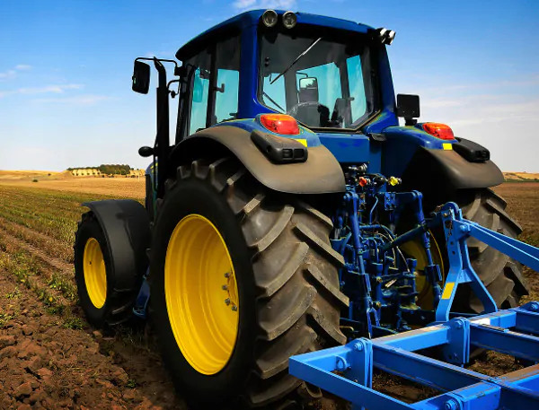 Cine a inventat tractorul